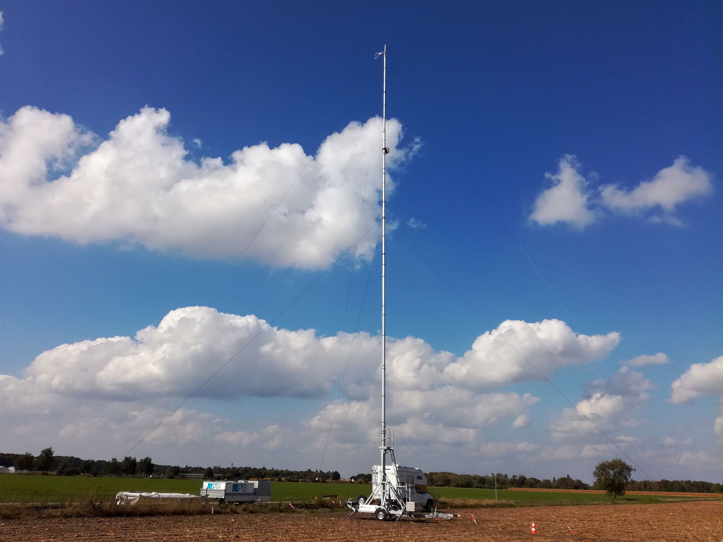 Mobiler Mast im Feld
